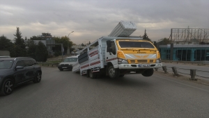 Gaziantep'te dengesiz yükleme yapılan kamyonetin önü havaya kalktı 