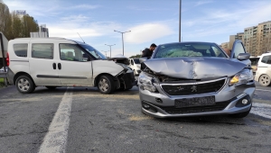 Gaziosmanpaşa'daki zincirleme trafik kazasında 3 kişi yaralandı