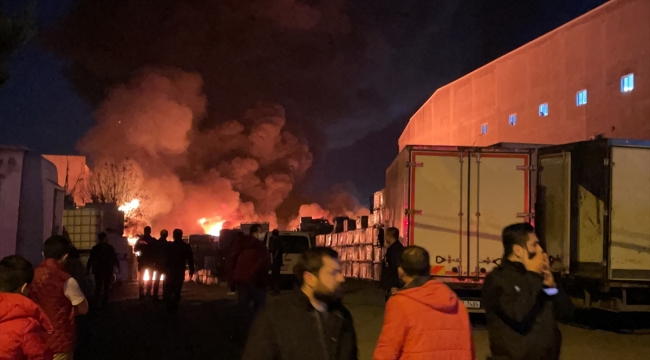 GÜNCELLEME - Avcılar'daki fabrika yangınına müdahale sürüyor 