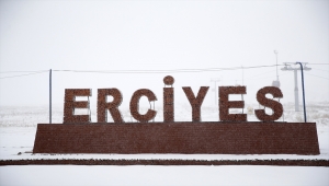 GÜNCELLEME - Erciyes Kayak Merkezi'ne kar yağdı