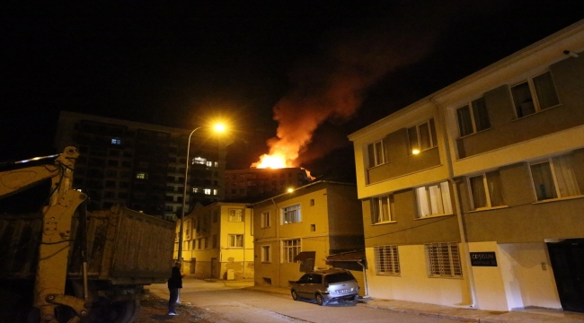 GÜNCELLEME - Eskişehir'de apartman görevlisince binada çıkarılan yangın söndürüldü
