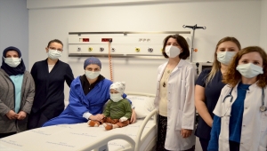 İki yaşındaki Ömer ablasından yapılan ilik nakliyle hayata tutundu