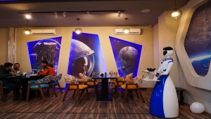 Irak'ın Musul kentindeki bir restoranda "robot garsonlar" işe başladı