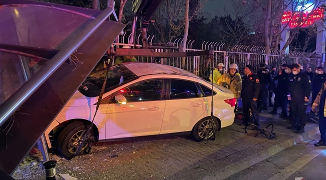İstanbul'da otomobil otobüs durağına çarptı, 1 kişi öldü, 2 kişi yaralandı