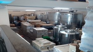 İzmir'de 22 bin 150 litre etil alkol ile bandrolsüz 13 bin 693 şişe şarap ele geçirildi