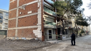 İzmir'de kayma meydana gelen apartmanın temelinde ölçüm çalışması başlatıldı