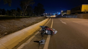 İzmir'de otomobile çarpan motosikletin sürücüsü hayatını kaybetti