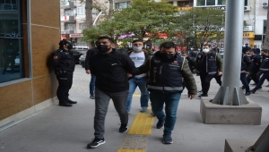 İzmir'de silah kaçakçılığı iddiasıyla gözaltına alınan 7 kişi tutuklandı