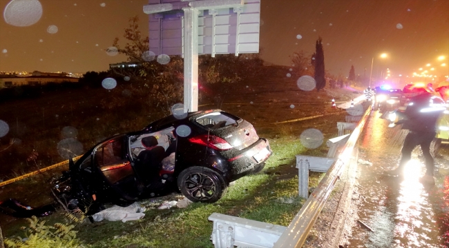İzmir'de yoldan çıkıp direğe çarpan aracın sürücüsü öldü
