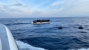 İzmir'de Yunanistan unsurlarınca geri itilen 65 düzensiz göçmen kurtarıldı
