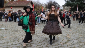 Kahve ve çikolatadan yapılan elbise festivalde tanıtıldı 