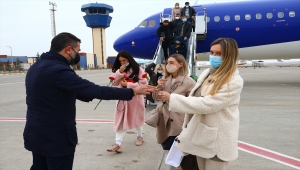 Kapadokya Havalimanı'na gelen Moldovalı turistler karanfille karşılandı