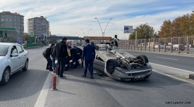 Kayseri Kocasinan Bulvarı'nda otomobil devrildi: 2 yaralı