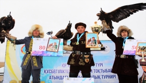 Kazakistan'da yılın en iyi kartal avcıları seçildi