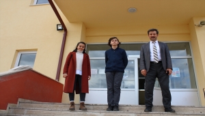 Kendisini yetiştiren öğretmeninin çocuğuna öğretmenlik yapıyor