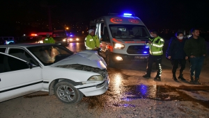 Kırıkkale'de hafif ticari araçla otomobilin çarpışması sonucu 2'si polis, 3 kişi yaralandı