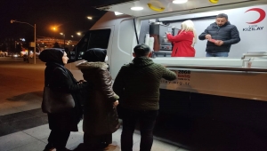 Kızılay, Düzce'deki depremin ardından evlerine girmekte tereddüt eden vatandaşlara kumanya dağıttı