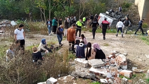 Kocaeli'de öğrenci servisi dere yatağına devrildi