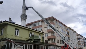 Kocaeli'de şiddetli rüzgar cami minaresinde hasara neden oldu