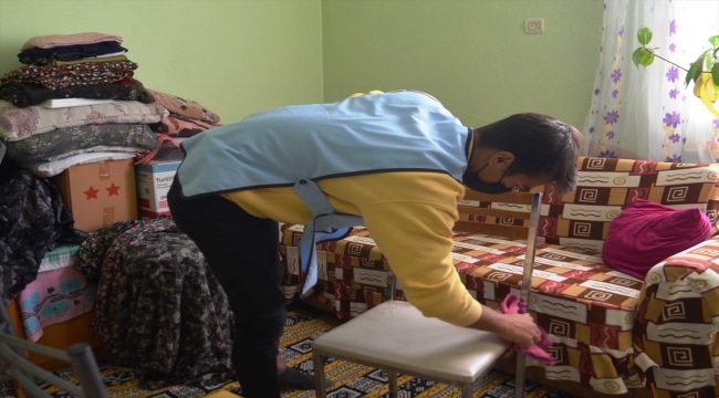 Kütahya'da liseliler bakıma muhtaç engelli kadının evini temizledi