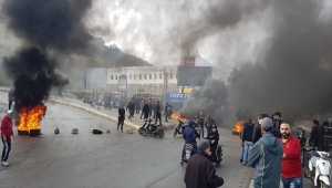 Lübnan'da ekonomik krizi ve elektrik kesintilerini protesto eden halk yolları kapattı
