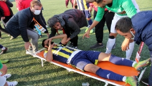 Malatya'da dili boğazına kaçan futbolcu hastaneye kaldırıldı