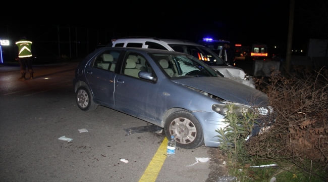 Manisa'da hafif ticari araç ile otomobilin çarpıştığı kazada 4 kişi yaralandı