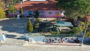 Manisa'da öğretmen adayları okulları güzelleştirmek için kolları sıvadı 