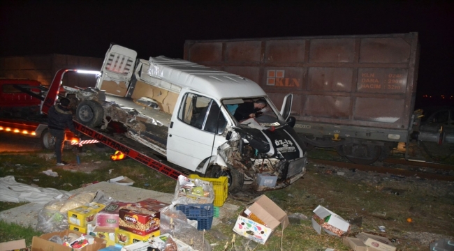 Manisa'da yük treni ile çarpışan kamyonetin sürücüsü yaralandı 