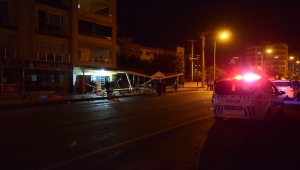 Mersin'de marketin duvarına çarpan otomobilin sürücüsü yaralandı