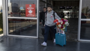 Milli curlingciler ve milli patenci Akar, Erzurum'da davul zurnayla karşılandı