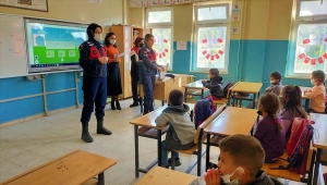 Narkotik köpeği "Radar" öğrenciler için gösteri yaptı