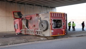 Niğde'de devrilen itfaiye aracındaki 2 kişi yaralandı