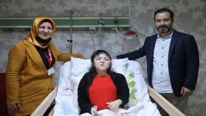 Omurgasında 50 derece eğrilik olan skolyoz hastası ameliyatla sağlığına kavuştu