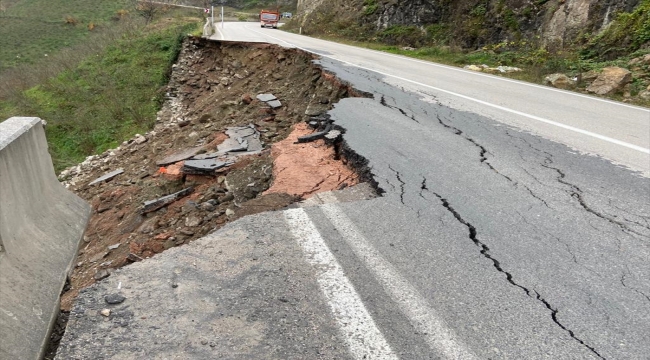 Ordu'da heyelan anı kameraya yansıdı