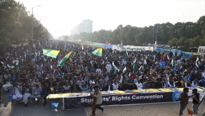 Pakistan'da 10 bin öğrenci, eğitimin iyileştirilmesi için protesto düzenledi