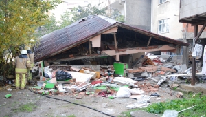 Pendik'te tek katlı müstakil ev tüp patlaması sonucu çöktü