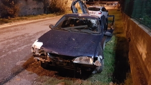 Sakarya'da duvara çarpan otomobildeki 5 çocuk yaralandı