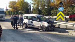 Sakarya'da ticari aracın kamyonete çarpması sonucu 4 kişi yaralandı