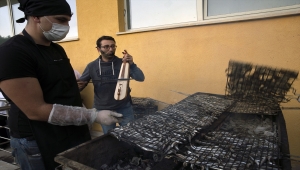 Samsun'da yurtta kalan üniversite öğrencileri kemençeli hamsi şenliğinde eğlendi