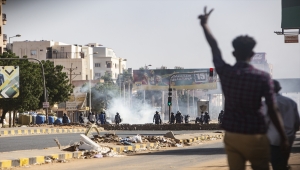 Sudan'da yüzlerce kişinin sivilin yönetim talebiyle düzenlediği protestolarda 1 kişi öldü