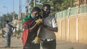 Sudan polisinden Cumhurbaşkanlığına yürümek isteyen protestoculara gazla müdahale