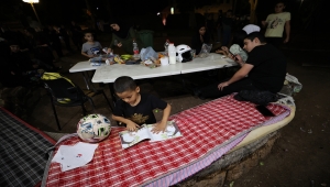 Tel Aviv Belediyesi'nin evlerinden çıkardığı Filistinlilerin bir parkta çadırlarda bekleyişi sürüyor