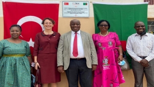 TİKA, Zambiya'daki bir ortaokula 800 adet okul sırası hibe etti