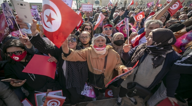 Tunus'ta parlamentonun açılması ve erken seçim talebiyle gösteri yapıldı