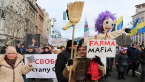 Ukrayna'da aşı karşıtları artırılan Kovid-19 önlemlerini protesto etti