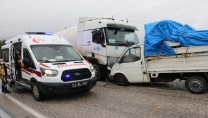 Yeni görev yerine eşya taşıyan doktor trafik kazasında yaralandı