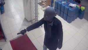 Adana'da akaryakıt istasyonunda silahlı soygun güvenlik kamerasında
