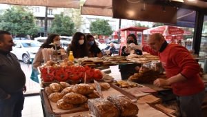 Adana'da bir pastane dolar düşünce bedava poğaça, simit dağıttı