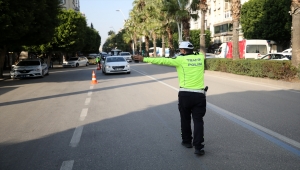 Adana'da emniyet kemeri takmayanlara simülasyon aracında bilgilendirme